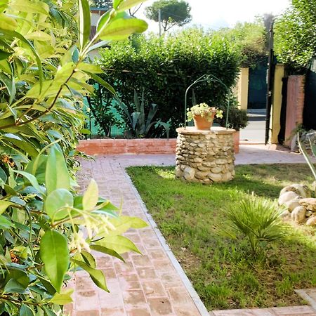 Sunny Apartment Marina di Massa Exterior photo
